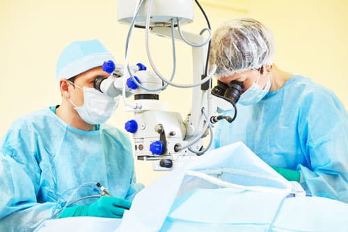 Cataract surgery under the operating microscope